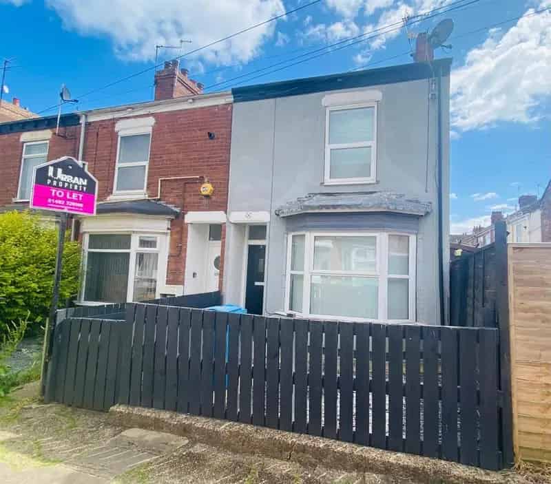 3 Bedroom House to Rent - Modern End Terraced