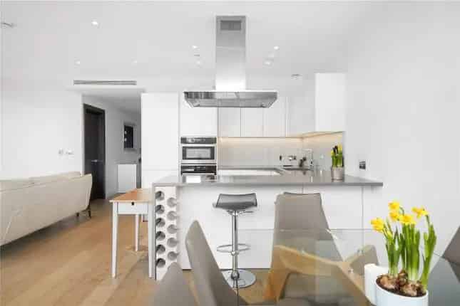 Luxury 3-Bed Apartment with Battersea Park Views