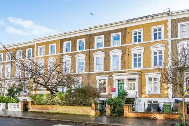 5 Bedroom Victorian House for Sale in Oval London