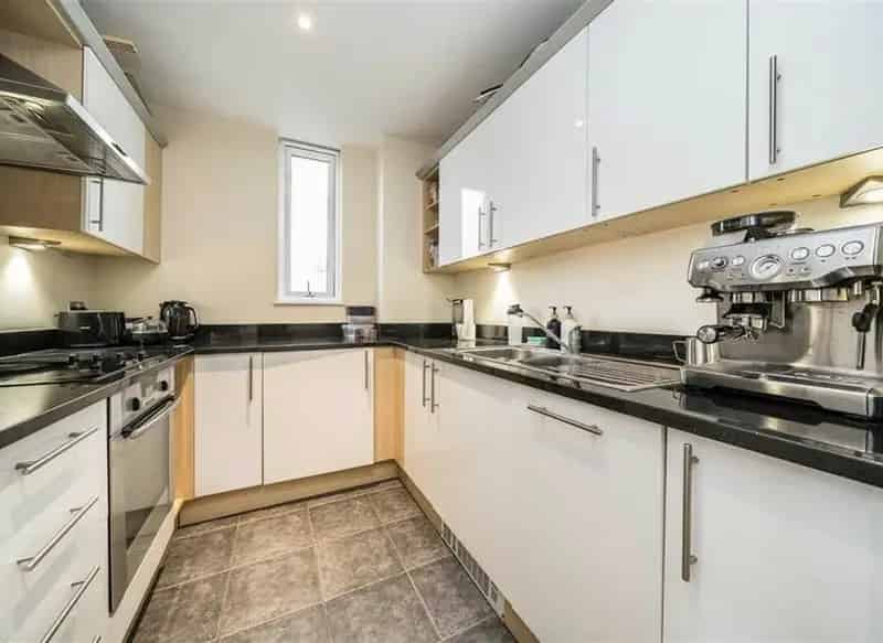 Two-Bedroom Apartment Limehouse DLR Balcony 787 sq ft Chain Free