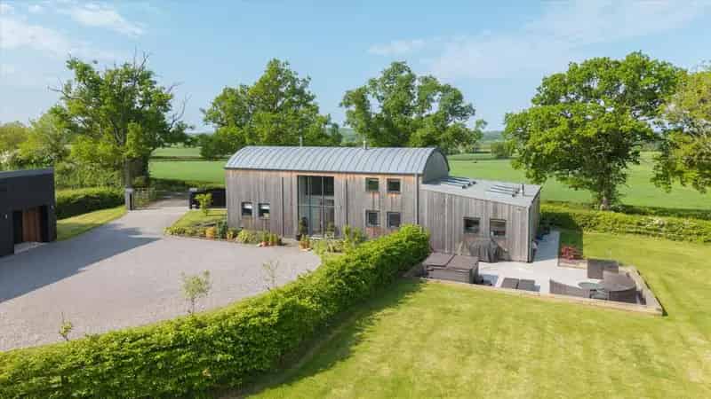 4 Bedroom Barn Conversion West Gloucestershire