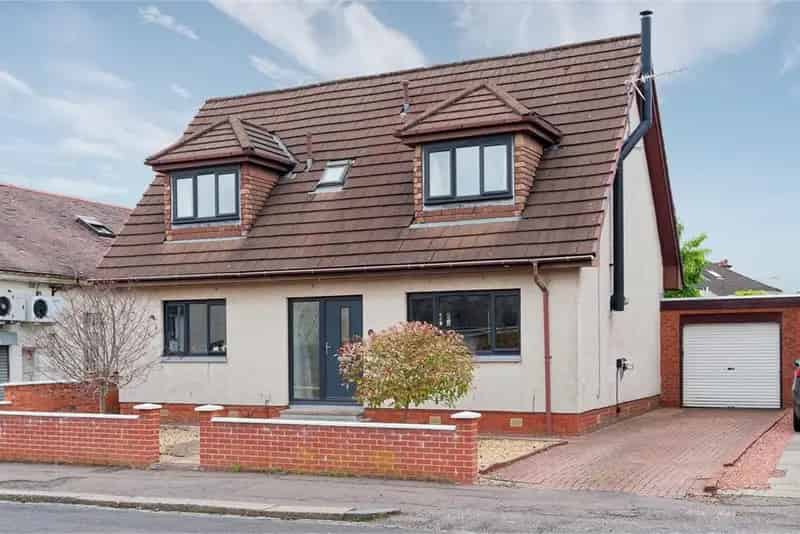 3 Bed Detached House with 2 Reception Rooms and Garden