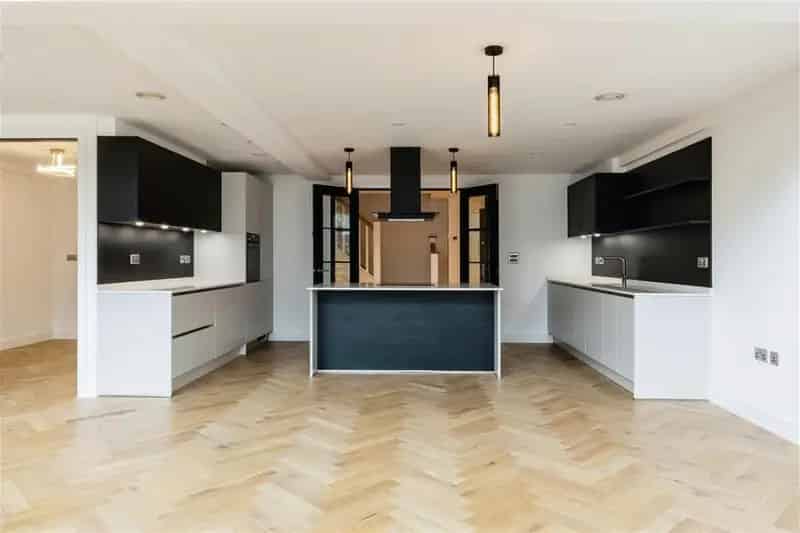 Riverside Duplex Apartment with Two Ensuites and Terrace