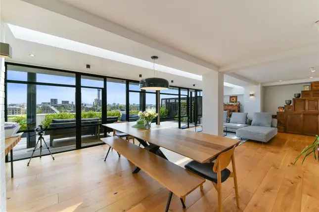 Luxury Wapping Penthouse Apartment with Thames Views