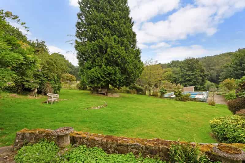5 Bedroom Detached House with 10 Acres and Pool near Haslemere