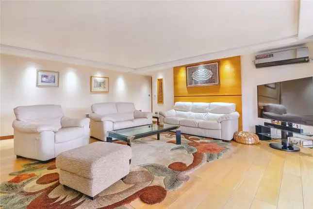 Flat for sale in Quadrangle Tower, London W2