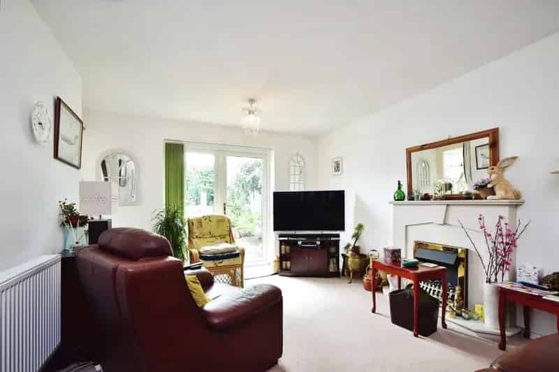 2 Bedroom Bungalow Highworth Lovely Views Landscaped Garden