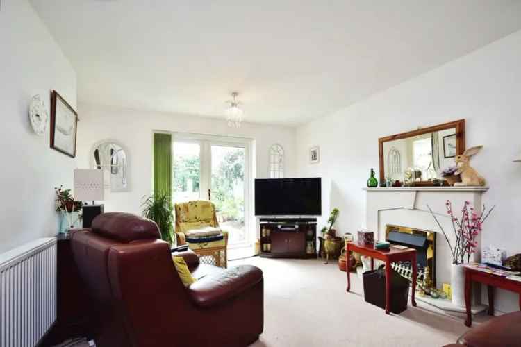 2 Bedroom Bungalow Highworth Lovely Views Landscaped Garden