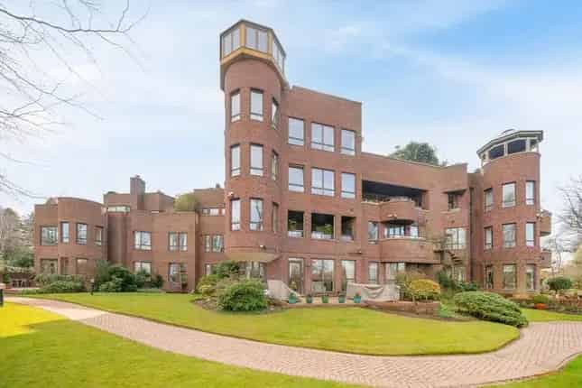 Three Bedroom Apartment for Sale in Hampstead NW3