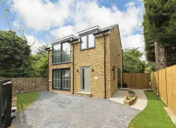 One Bedroom House with Underfloor Heating and Private Parking