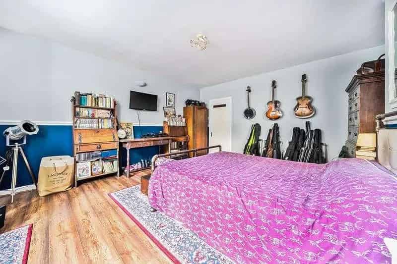 2 Bed Flat for Sale Large Split Level Apartment with Parking
