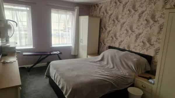 4 Bed House with Large Kitchen and Garden Near M1 and M25