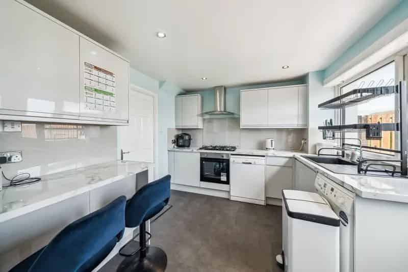 2-Bedroom House in Stirling - Family Home Near Schools and Transport