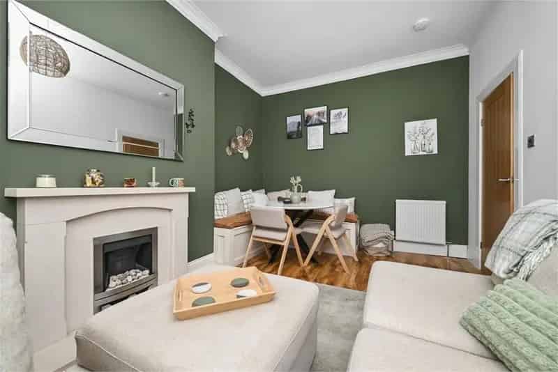 2 Bed Flat Easter Road Leith Main Door Apartment Near Amenities