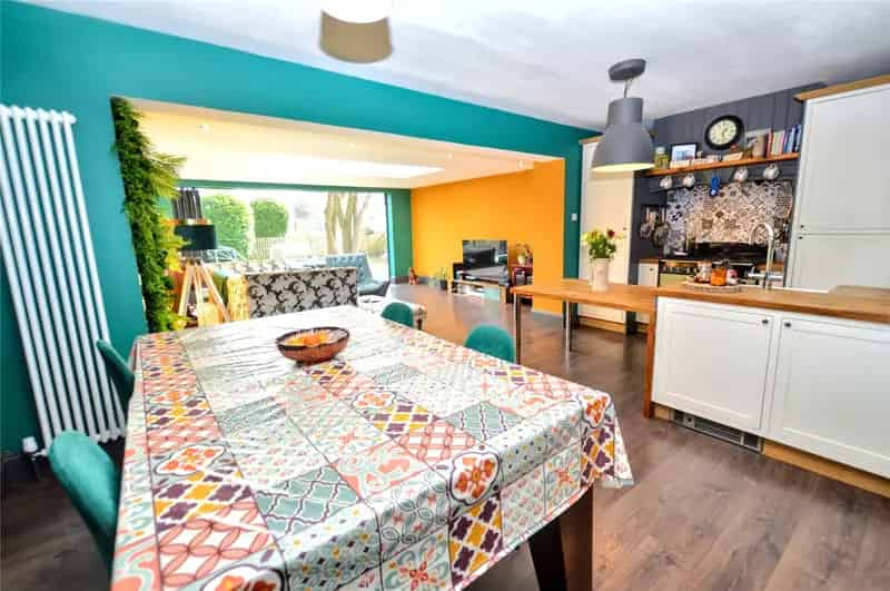 Extended 3-Bed Bungalow Open Plan Kitchen Ample Parking Garage