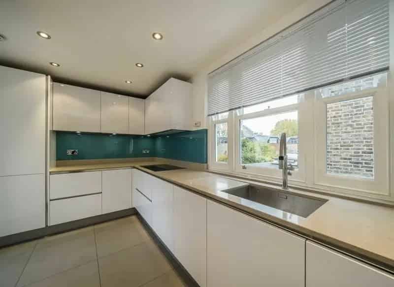 3 Bed Flat near Elizabeth Line Ealing Share of Freehold Parking