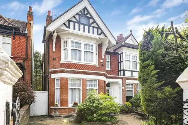 Detached House for Sale in London W5