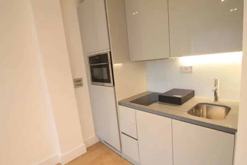 Luxury Apartment Double Bedroom Modern Kitchen Spacious Bathroom