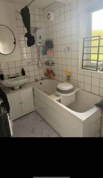 Ground Floor 2 Bed Maisonette with Garden Garage Parking