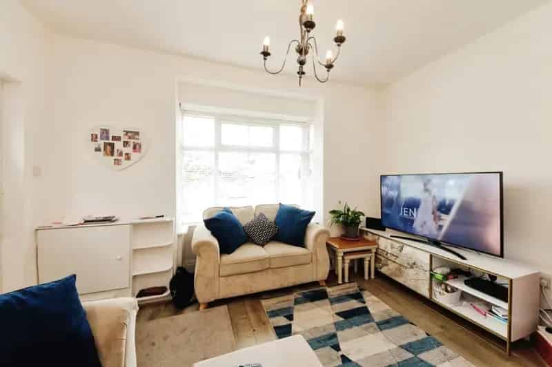 2 Bed House with Garden and Parking
