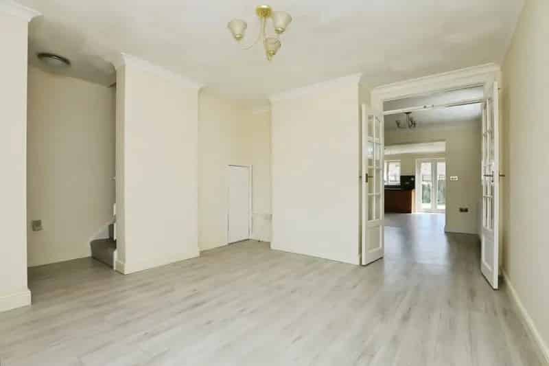 Four Bedroom Detached House with Summer House and Ample Parking