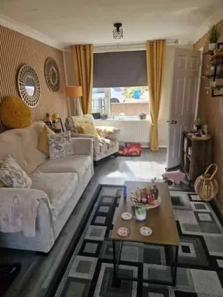 Large 2 Bed House New Bathroom Kitchen