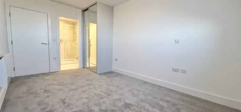 Two Double Bedroom Apartment Near M1 and M25