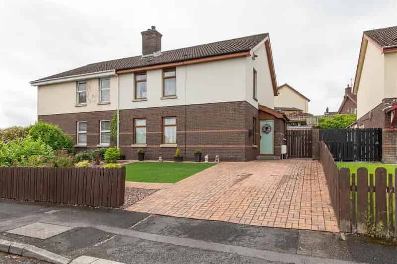 Semi Detached Home Four Bedrooms Modern Kitchen Garden