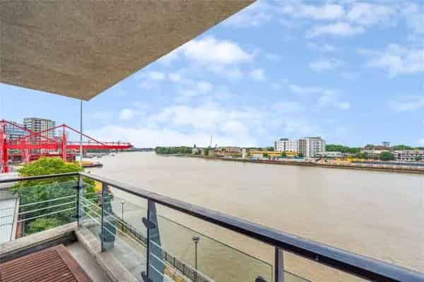Two-Bedroom River Thames View Apartment