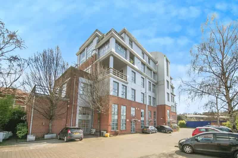 Ground Floor Maisonette Apartment with Two Double Bedrooms and Secure Parking