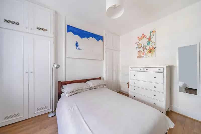 Light Flat with Period Features High Ceilings Two Bedrooms
