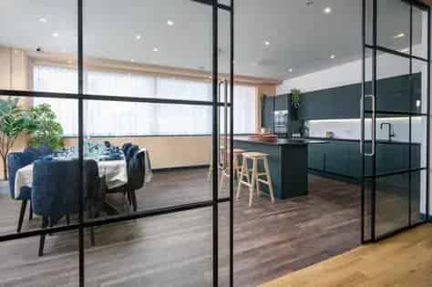 2 Bed Apartment Southampton Modern Amenities Gym Coworking