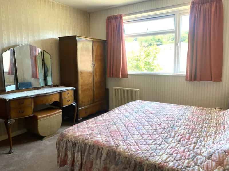 2 Bedroom Bungalow House to Rent Needs Decorating