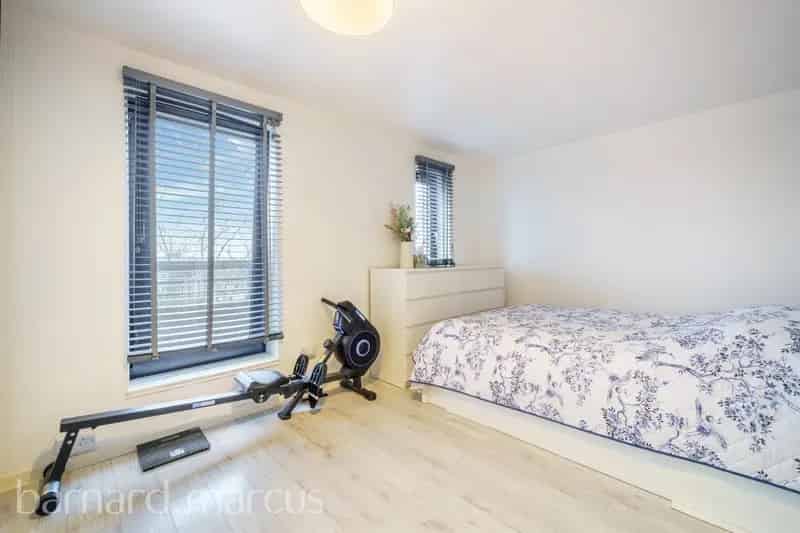 2 Bedroom Maisonette Feltham Large Balcony Secure Parking Long Lease
