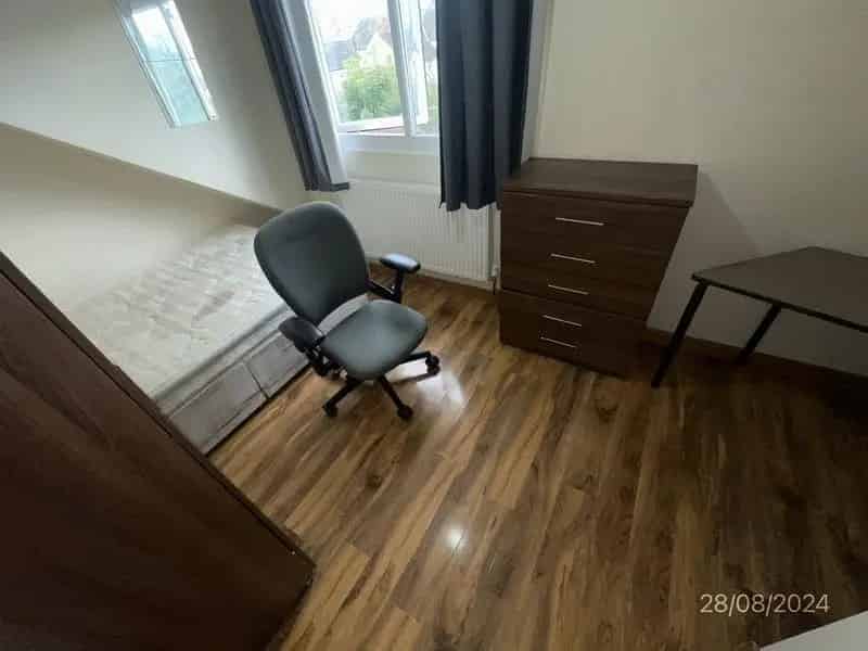 1 Bedroom Flat Share Near Transport Links