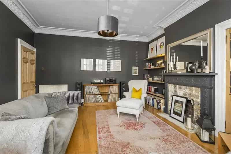 2 Bed Flat Lower Villa with Conservatory and Private Gardens