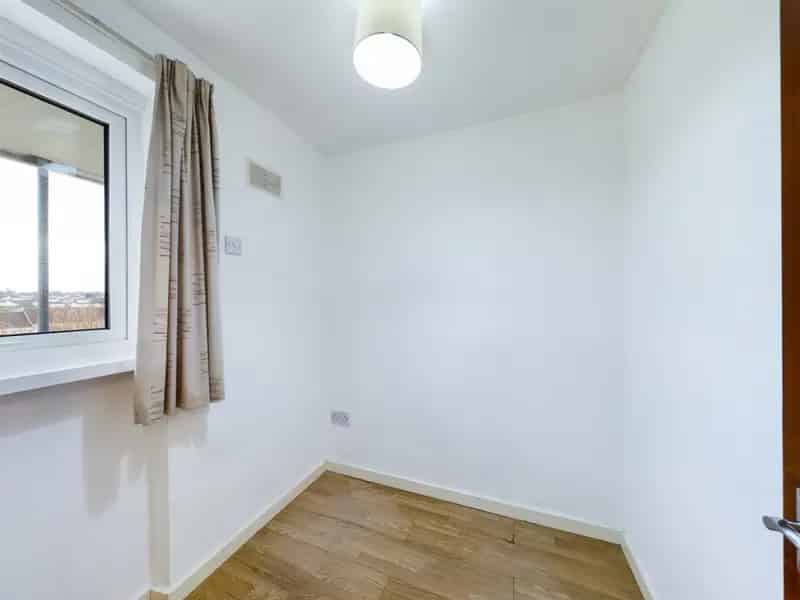 3 Bedroom Mid Terrace House For Sale