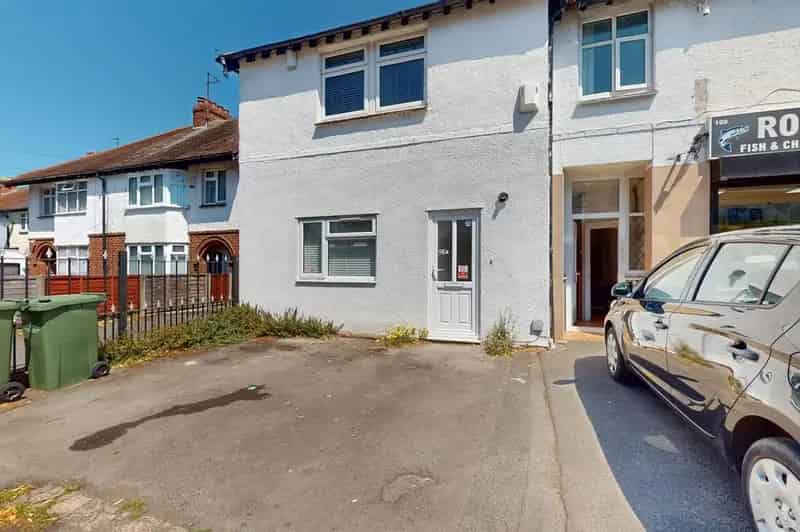 5 Bedroom End Terrace House - 2 Freehold Maisonettes