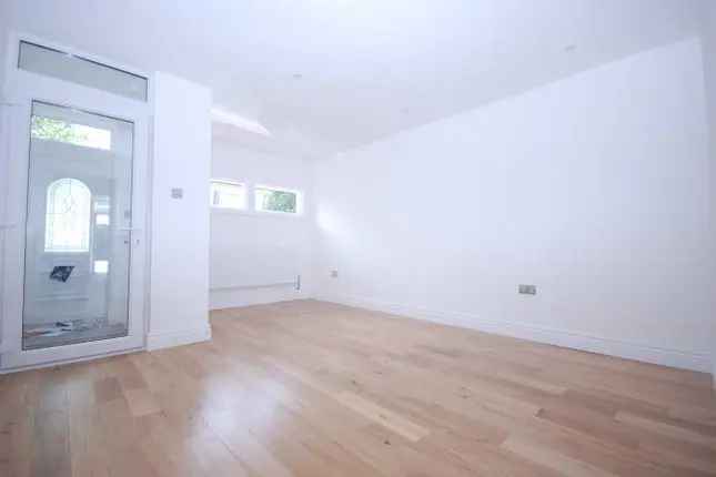 Terraced house to rent in Stockwell Park Road, Stockwell SW9