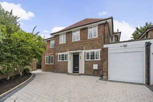 5 Bedroom Detached House for Sale in Ealing W5