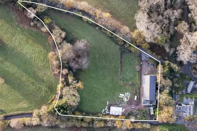 4-Bed House with 7 Stables and Tourist Suites - Equine Business Opportunity