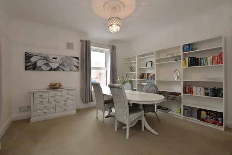 2 Bedroom Apartment for Sale in Chingford