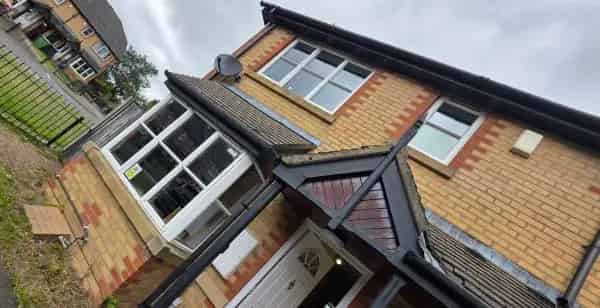 2 Bed End Terraced House with Garden Driveway and Close to Amenities