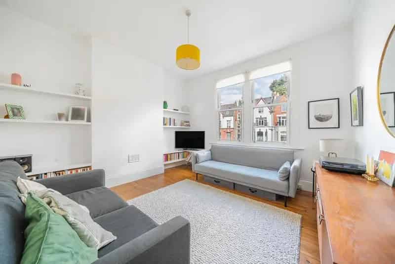 Bright Split Level Flat in Victorian Building