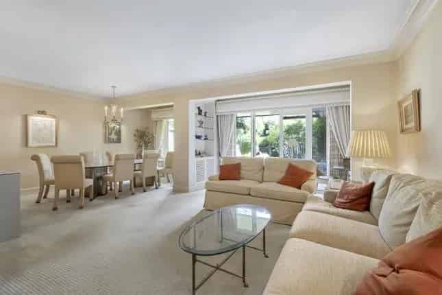 3-Bed Hampstead Flat Near Heath, Private Garden Parking