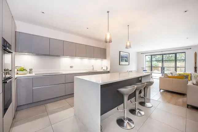 Detached House to Rent in London SW20 - Recently Refurbished Coach House