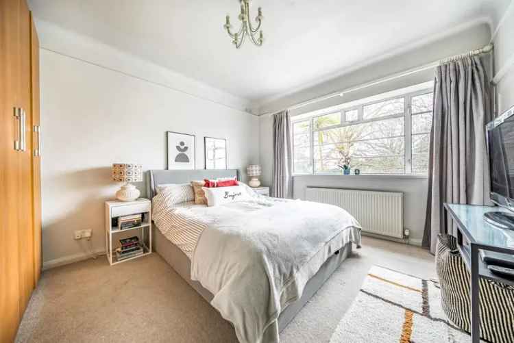 Two Bedroom Apartment Near Surbiton Station