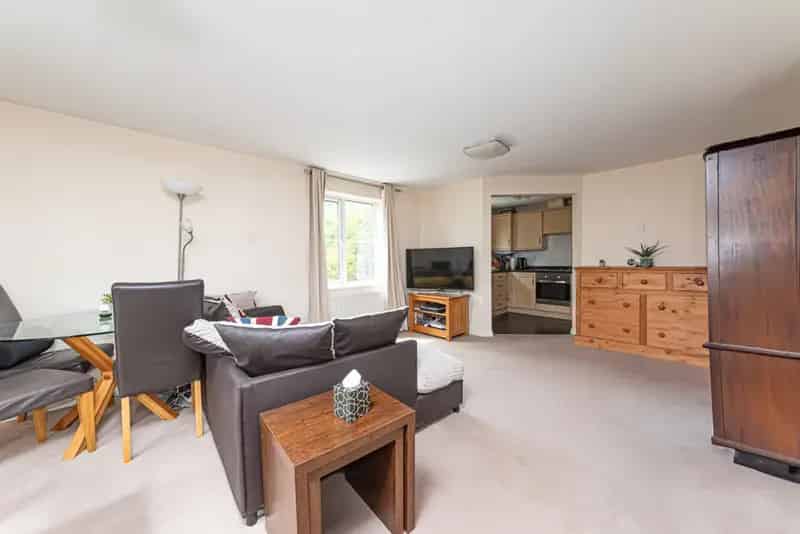2 Bedroom Flat for Sale Near Camberley Town Centre