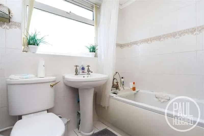3 Bed House for Sale Chain Free - Modern Kitchen & Bathroom