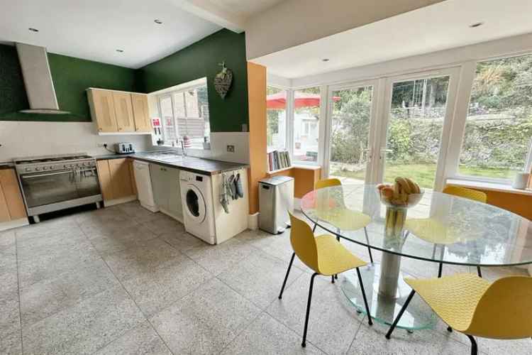 4 Bedroom Detached House for Sale in Prestigious Suburb